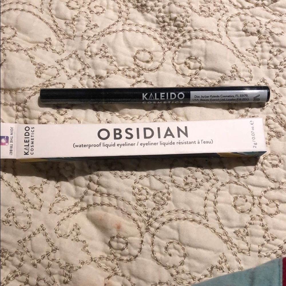 Waterproof liquid eyeliner